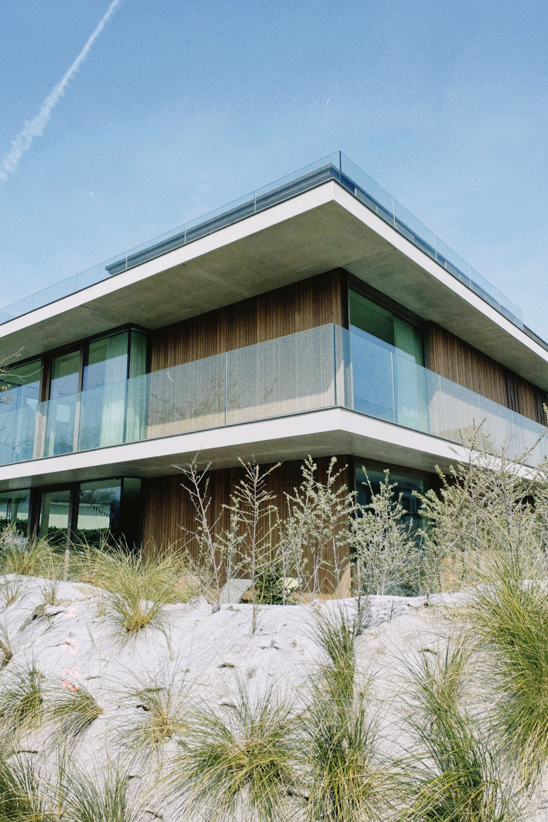 Villa contemporaine avec angle entièrement vitré et garde-corps en verre